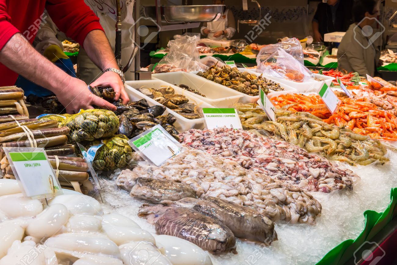 37052138-pescados-y-mariscos-frescos-en-el-mercado -de-la-boquería-en-barcelona-españa